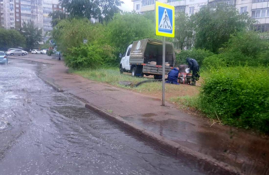 Власти Улан-Удэ задействовали всю технику, чтобы откачать воду с городских  улиц - новости Бурятии и Улан-Удэ