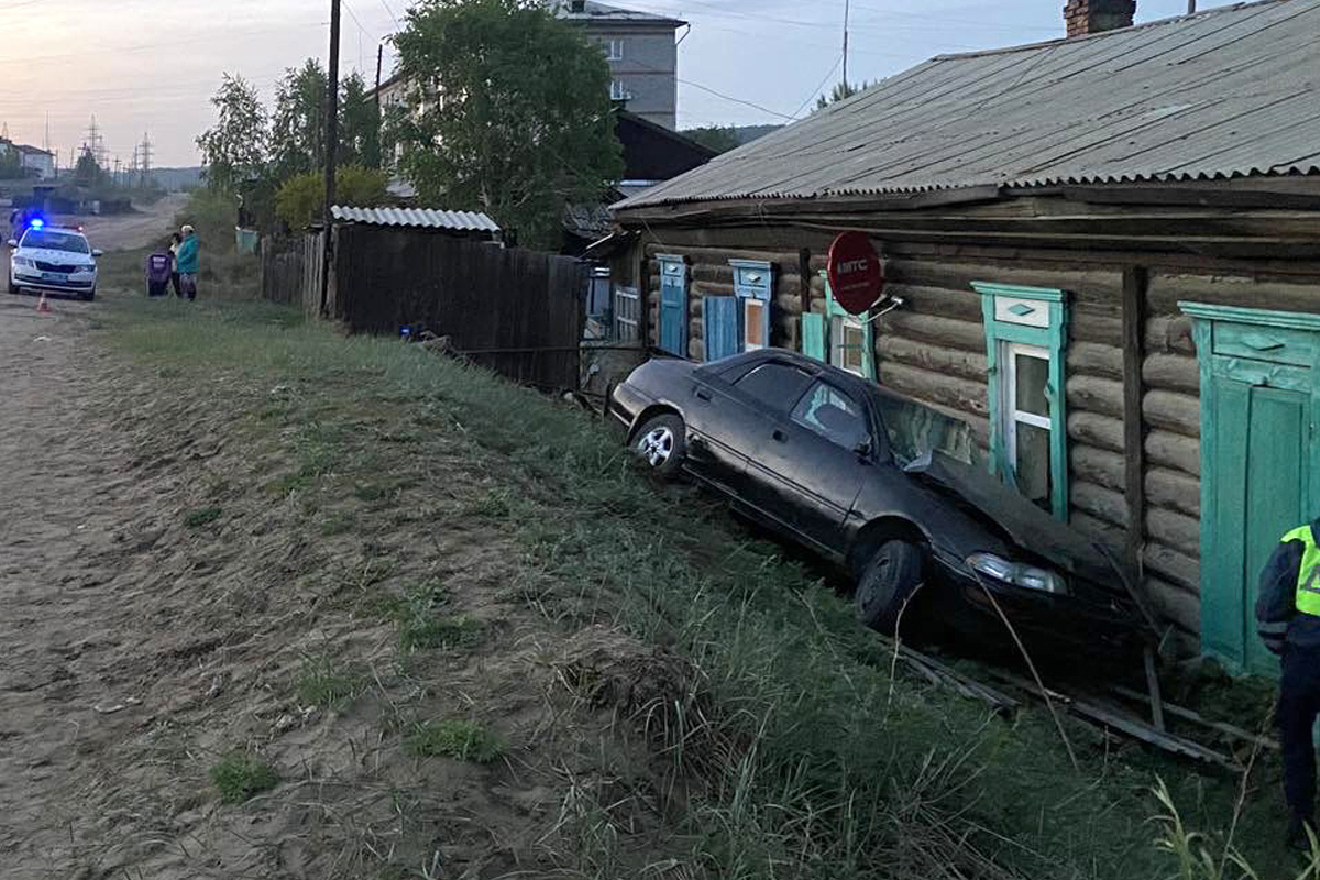 В Бурятии водитель «Тойоты» врезался в жилой дом - новости Бурятии и  Улан-Удэ