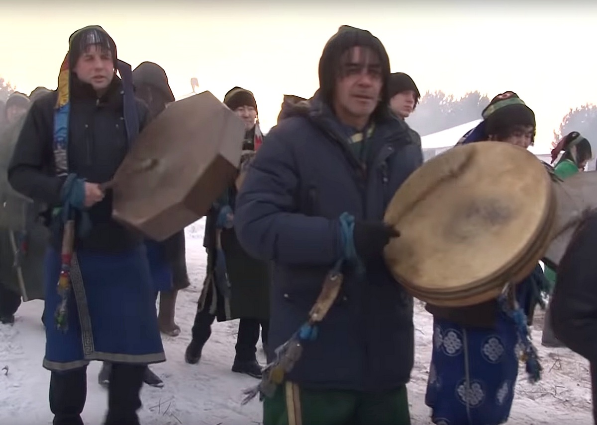 Шамана отвернулись песня года