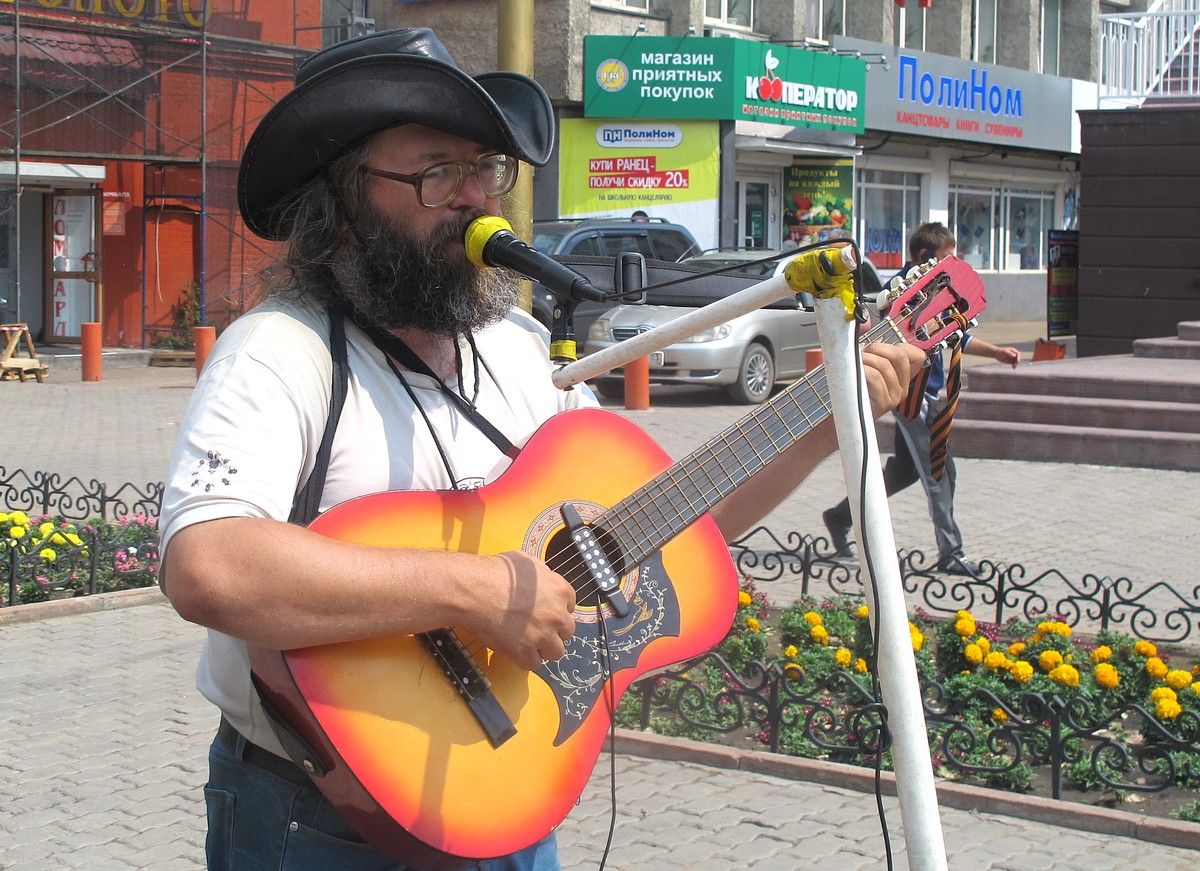 «Мой дом – весь мир»: Столицу Бурятии посетил необычный  музыкант-путешественник - новости Бурятии и Улан-Удэ