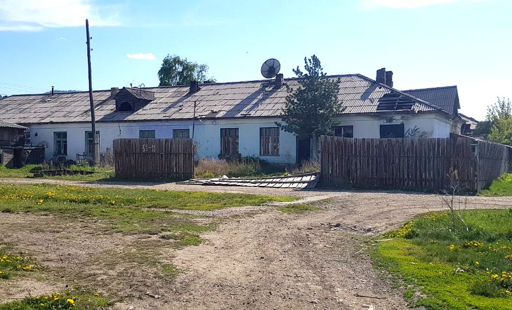 В бараке каспийский. Барак одноэтажный. Барак дом одноэтажный. Дом барачного типа. Старые одноэтажные бараки.