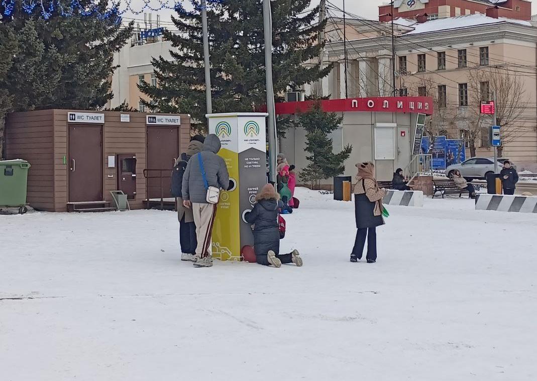 На главной площади Улан-Удэ набирают популярность обогреватели для рук -  новости Бурятии и Улан-Удэ